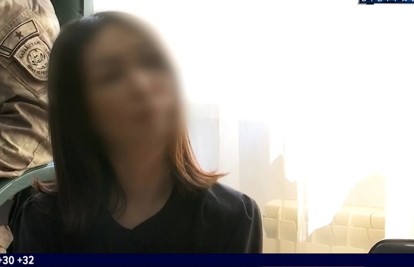 «Острие ножа прямо до глотки воткнул»: дочь погибших заложников в Актобе дала показания